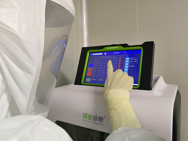 在实验室中,荧光定量pcr仪目前是新型冠状病毒核酸检测的必备仪器