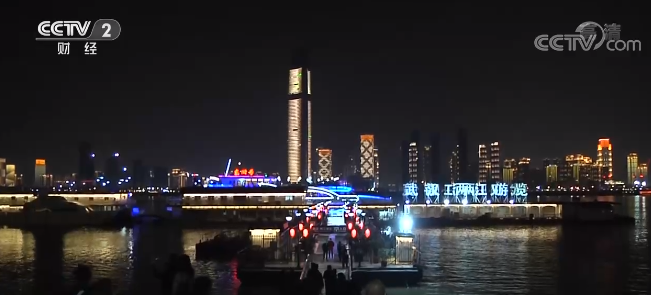湖北武汉:灯光秀点亮樱花季 两江四岸花影流光