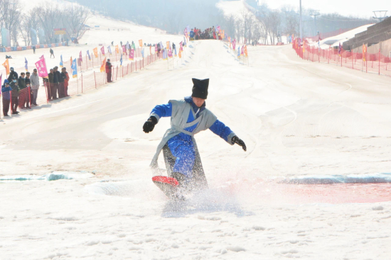 长春庙香山“牛气冲天”雪地光猪狂欢节欢乐上演