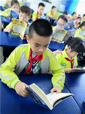 图片默认标题_fororder_同学们认真阅读（成都市温江区踏水学校 供图）