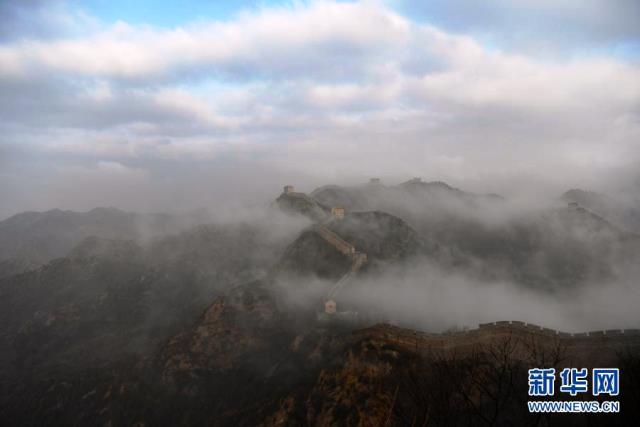 万里の長城に雲海出現、絵画のような風景_fororder_图2