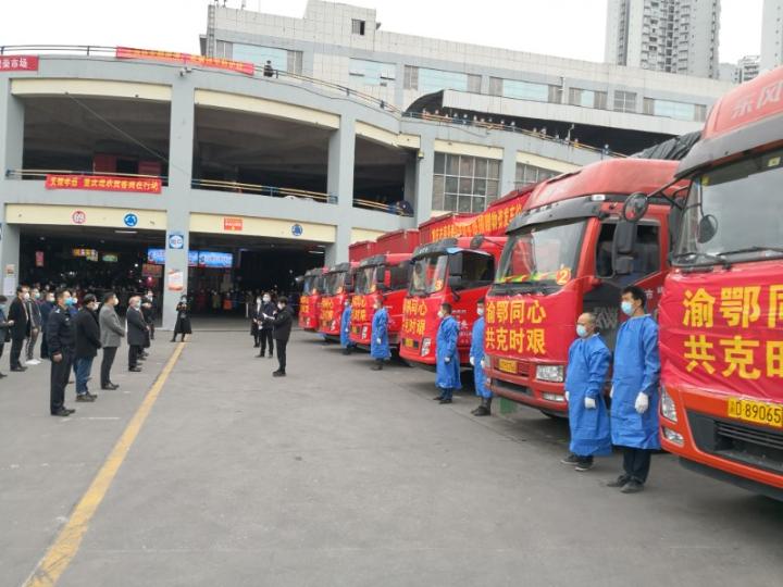 重庆江北区警方为重庆捐助湖北物资车队保驾护航