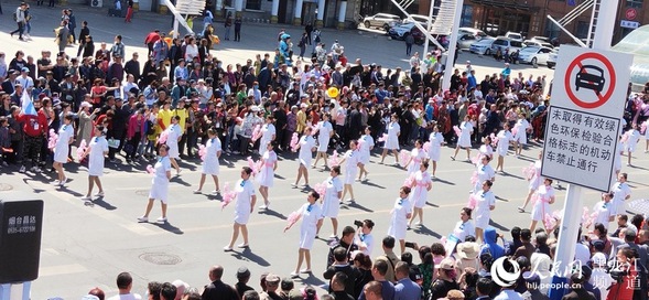 佳木斯市举行三江杏花节万人盛装行进表演