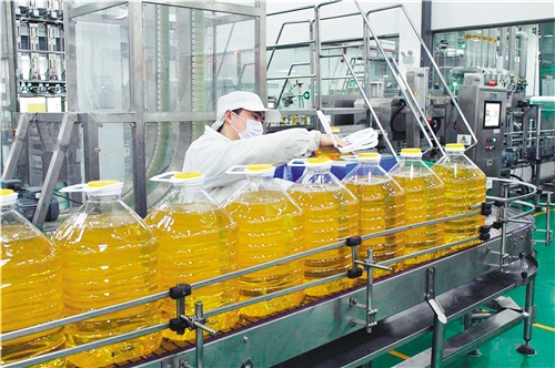 中储粮油脂公司新郑基地食用油加工生产线,工人正在工作.蒋 宇摄