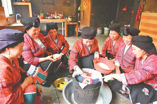 桂林龙胜各族自治县村民制作五色糯米饭