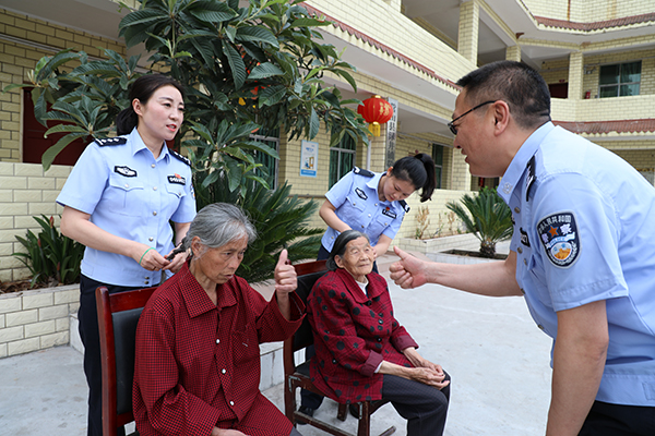 图片默认标题_fororder_帮助老人整理头发