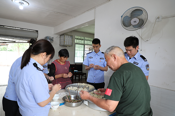 图片默认标题_fororder_和老人一起包饺子
