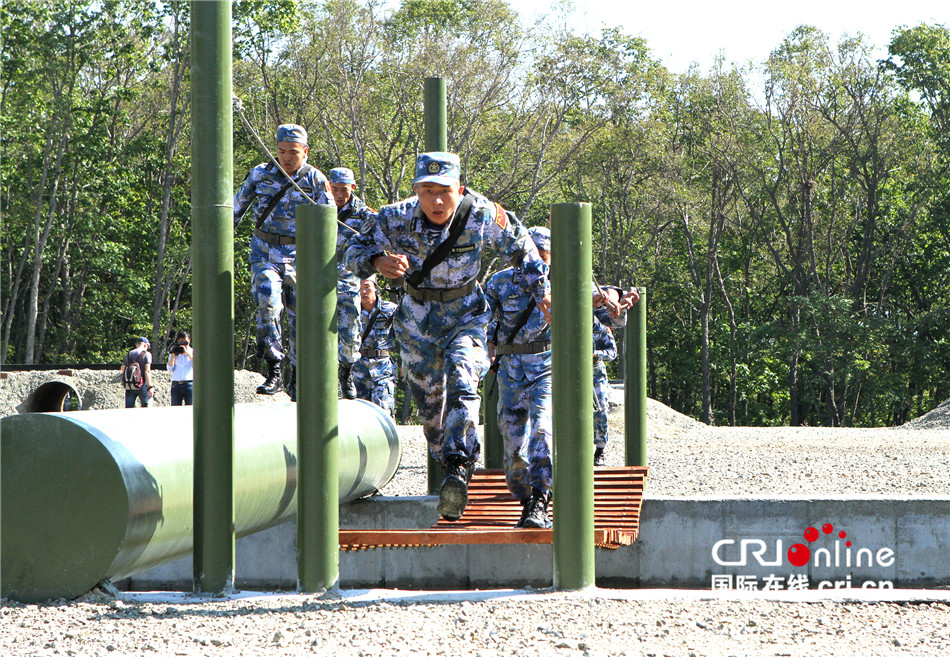 图片默认标题_fororder_中国海军陆战队员跨越障碍带