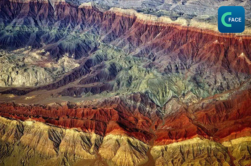 ชมภาพในมุมมองตานก (Bird’s Eye View) ของกลุ่มธรณีสัณฐานชั้นสีแดงในซินเจียง ประดุจภาพวาดสีน้ำมันขนาดยักษ์ที่ประดับอยู่บริเวณเชิงเขาเทียนซาน_fororder_20210326News03_3