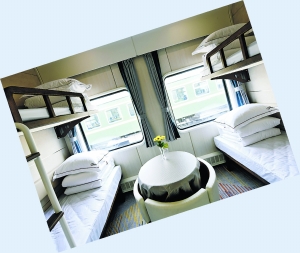 (中首)升级版“熊猫专列”驶入贵州