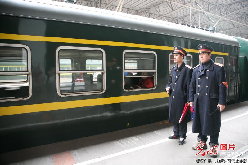 "机车迷"送别南京站最后一趟"绿皮火车"(组图)