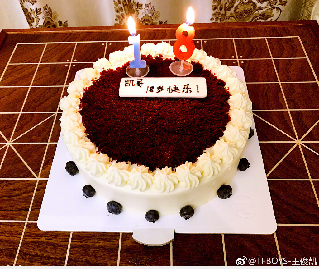 王俊凯18岁生日董子健祝早日成家 网友:都和你