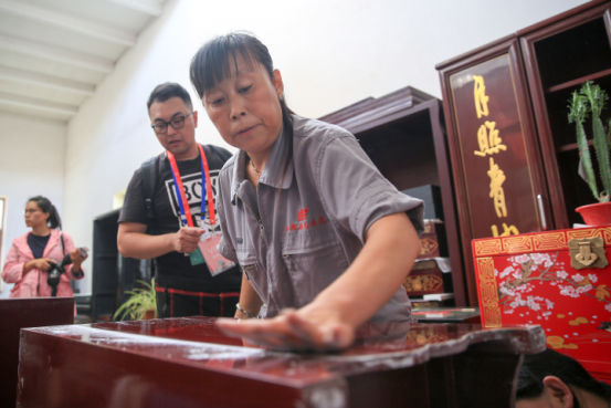 【喜迎十九大•文脉颂中华】传承与创新，走近山西平遥“明艳”的推光漆器