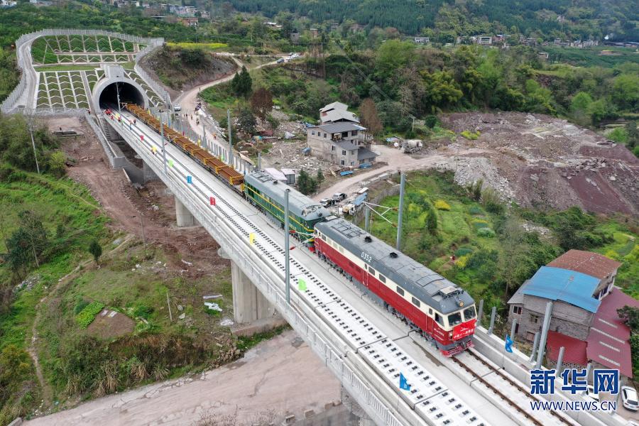 跨线铺轨技术在郑万高铁重庆段正式运用