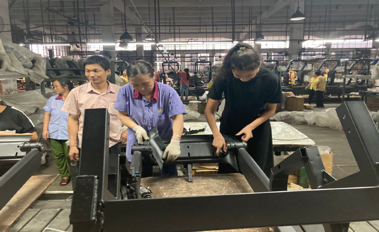 两位新疆姑娘的“硬核”报告 拆穿一个个谎言!