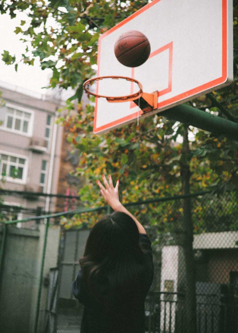 篮球女孩球场高清写真大片!听听她的篮球宣言:篮球就是我的男友!