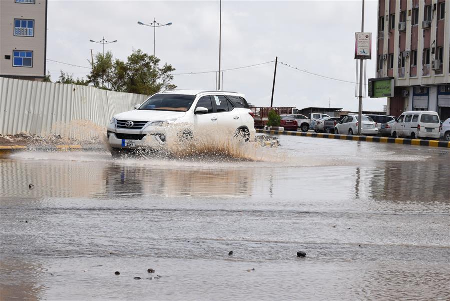 「新华网」也门亚丁遭遇强降雨