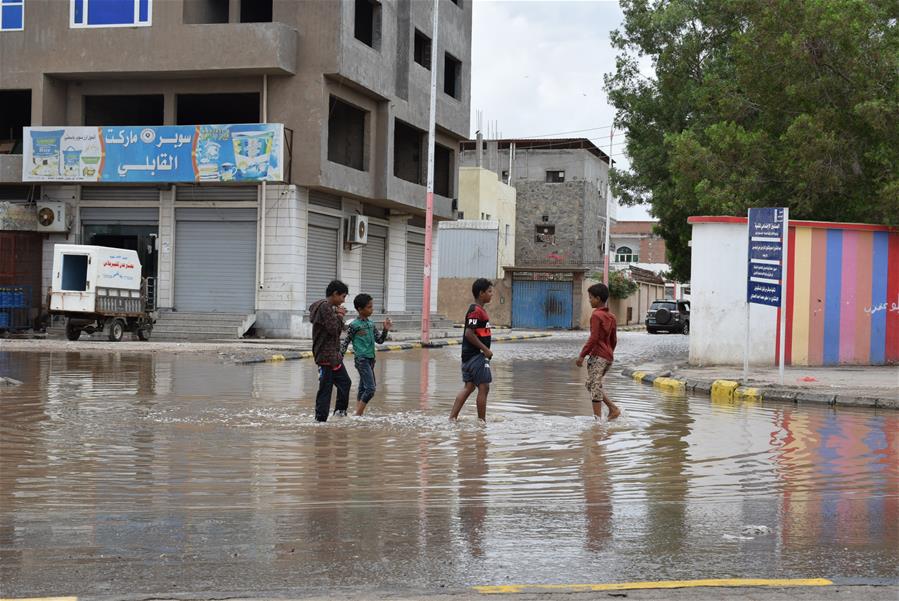 「新华网」也门亚丁遭遇强降雨