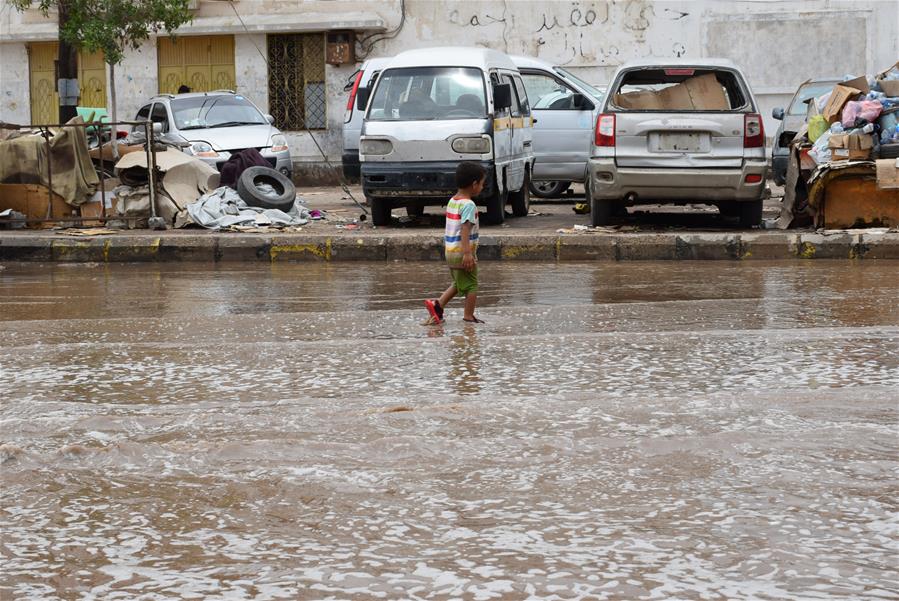 「新华网」也门亚丁遭遇强降雨