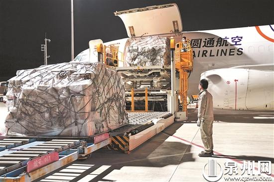 泉州口岸国际货运包机顺利首航 11.9吨防疫物资驰援菲律宾