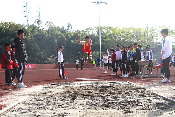 自贡市自流井区中小学生田径运动会举行 500余名运动员参赛_fororder_2比赛现场（摄影-尚永高）