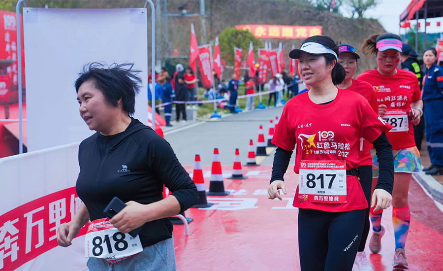福建建宁红色主题马拉松开跑  选手们穿越花海感受苏区魅力