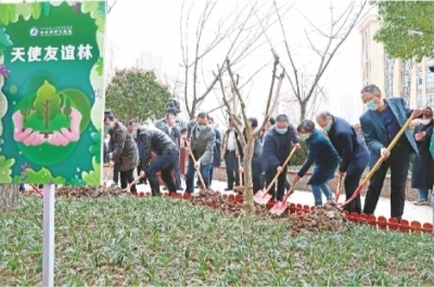 10支援鄂医疗队代表返汉共植友谊树
