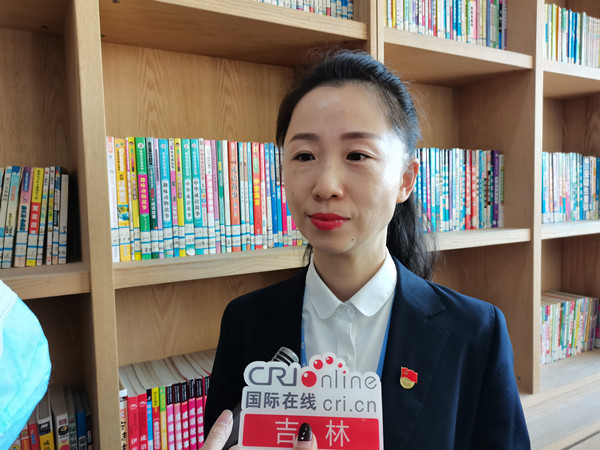 【吉林032202】长春:开展一周 课后服务广受好评_fororder_2图说:长春赫行实验学校小学部校长助理马蕾介绍学校课后服务开展情况_副本