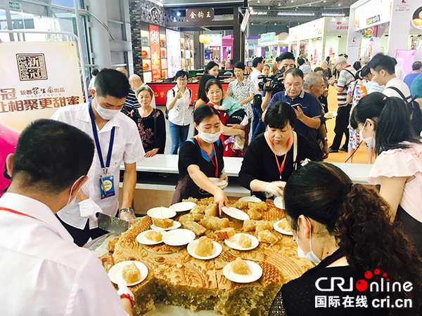 图片默认标题_fororder_众人分食团圆饼