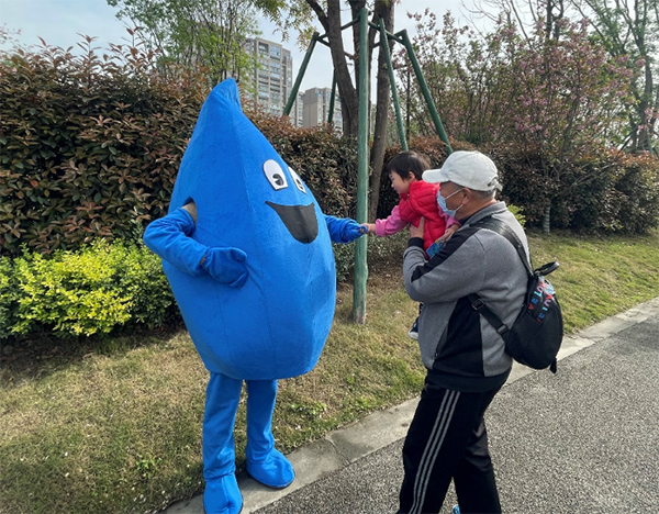 市民与吉祥物互动 摄影 宋书琦本次节水宣传活动让市民更好地了解水