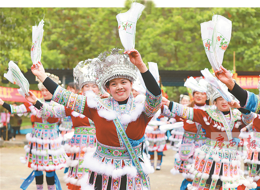 柳州融水：多支百鸟衣芦笙队举行打同年活动