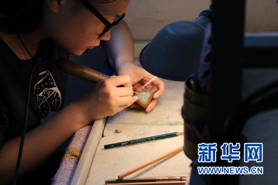 【喜迎十九大•文脉颂中华】全国网络媒体记者探访湖北非物质文化遗产绿松石雕