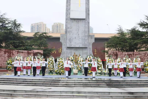 武汉江岸区二七烈士纪念碑前　党员学生代表追忆党史_fororder_图片4