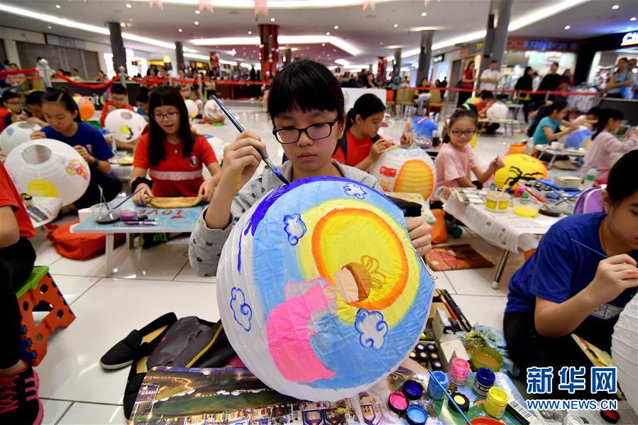 吉隆坡商场举办灯笼绘画比赛迎中秋