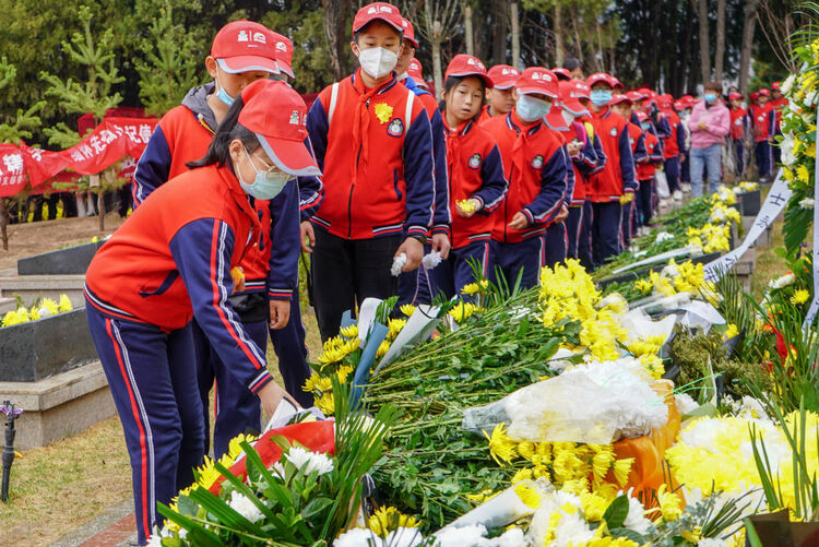新华全媒+丨收货地址烈士陵园,这10000份网友的祭奠让人泪目!
