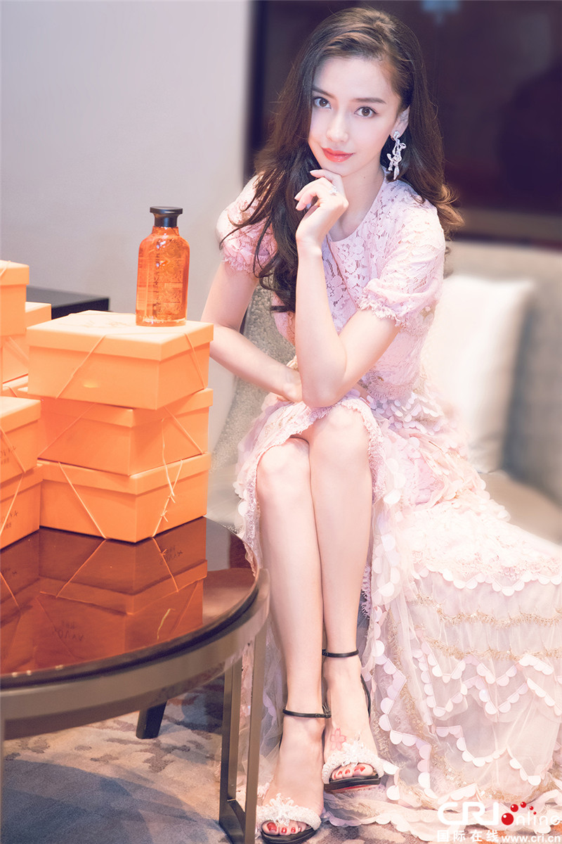 angelababy红唇亮相 婷婷袅袅典雅大方