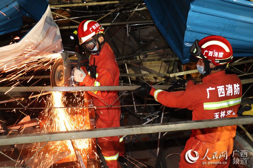 玉林：狂风致钢结构建筑坍塌 消防紧急救援