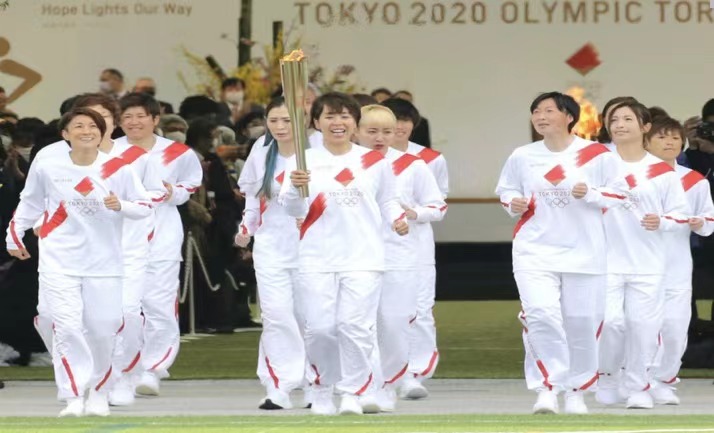 东京奥运会圣火传递开始,图为第一棒火炬手.