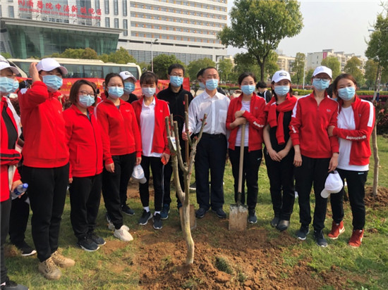 吉林和武汉的医疗队在同济医院中法新城院区种下了守望相助的“友谊林”