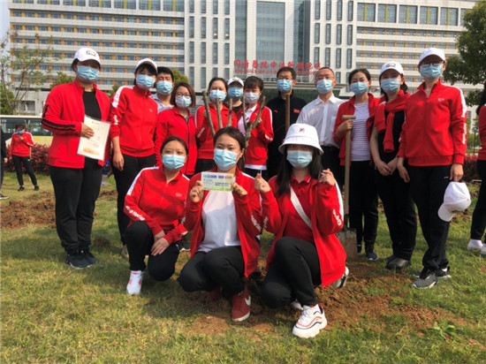 吉林和武汉的医疗队在同济医院中法新城院区种下了守望相助的“友谊林”