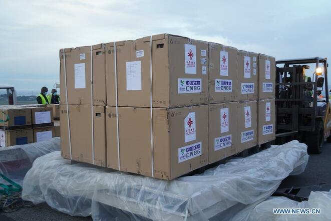 Pangulo at unang ginang ng Gabon, nagpa-iniksyon ng bakunang Tsino kontra COVID-19 Pangulo at unang ginang ng Gabon, nagpa-iniksyon ng bakunang Tsino kontra COVID-19_fororder_20210325Gabon