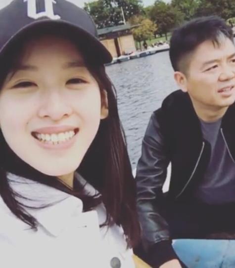 纤夫的爱!奶茶妹妹晒恩爱照 刘强东为爱妻划船