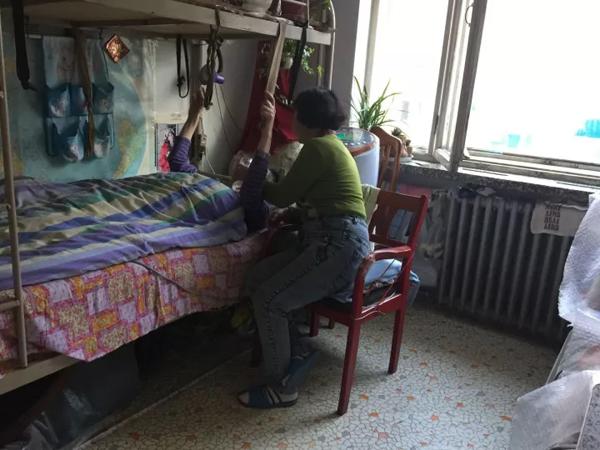 空巢老人最无助的时候:你爸躺在地上 你在通讯录里