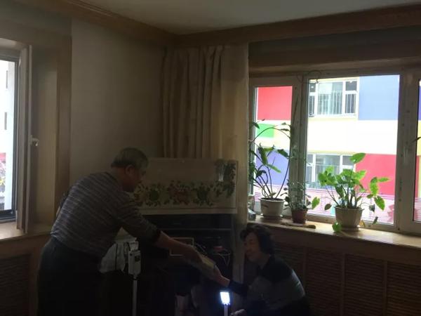 空巢老人最无助的时候:你爸躺在地上 你在通讯录里