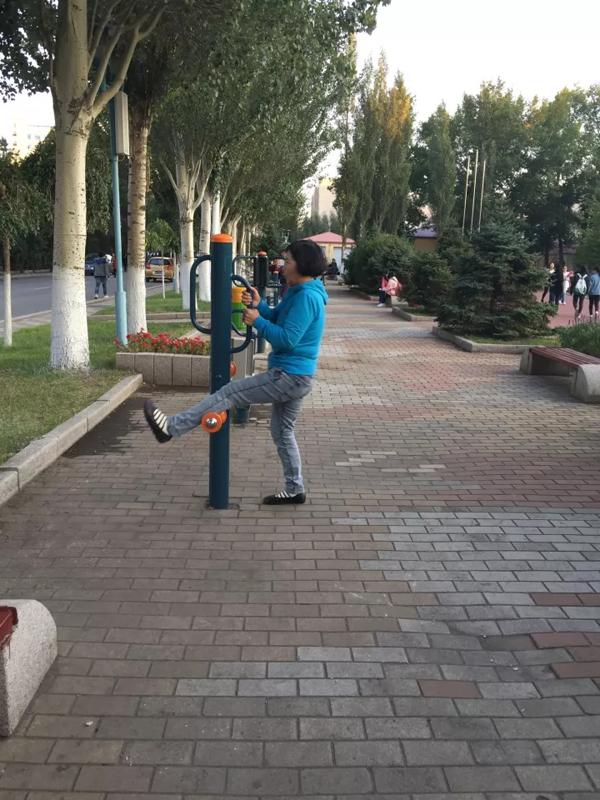 空巢老人最无助的时候:你爸躺在地上 你在通讯录里