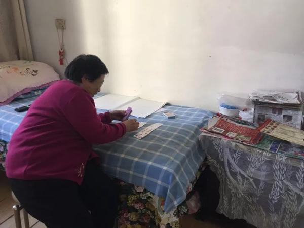 空巢老人最无助的时候:你爸躺在地上 你在通讯录里