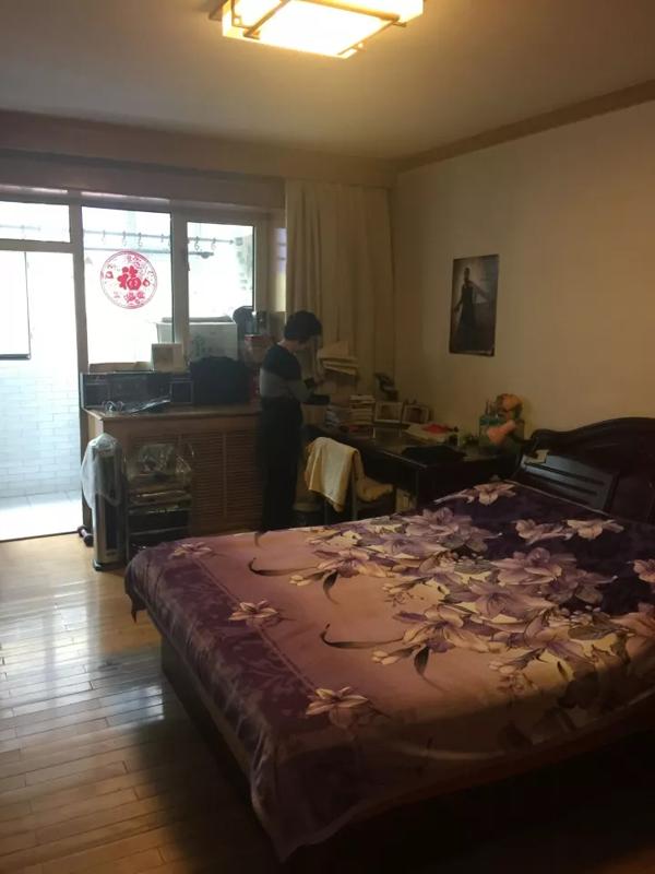 空巢老人最无助的时候:你爸躺在地上 你在通讯录里