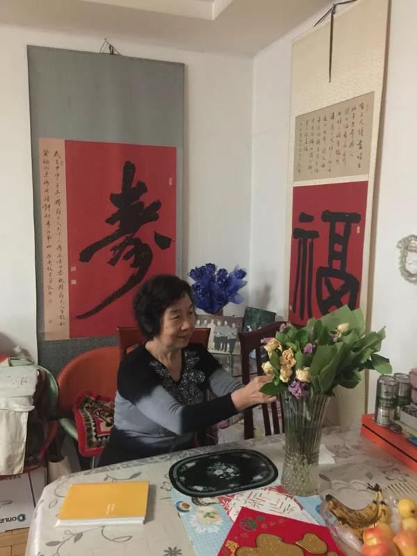 空巢老人最无助的时候:你爸躺在地上 你在通讯录里