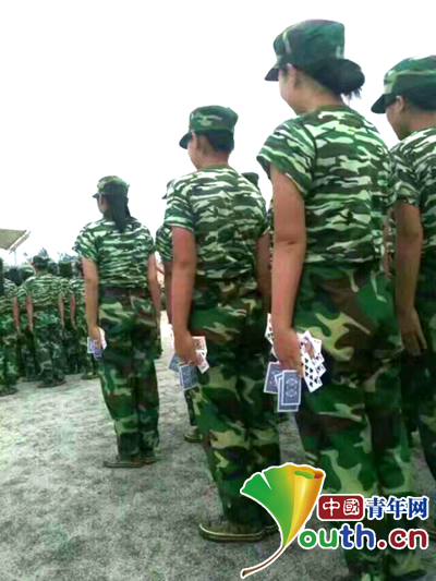 高校军训：新生手夹扑克牌立军姿 教官称是传统