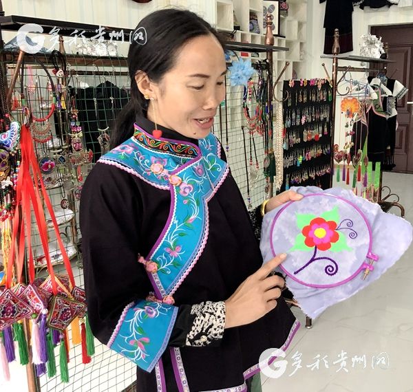 （专题）【壮丽70年·奋斗新时代】 韦波:以传统文化创新路 让布依刺绣变产业
